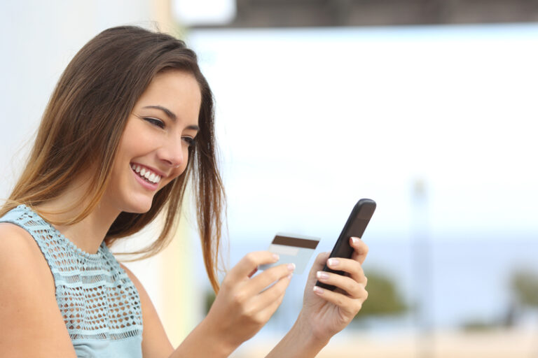 Biglietti aerei e prenotazioni: come difendersi dalle truffe online