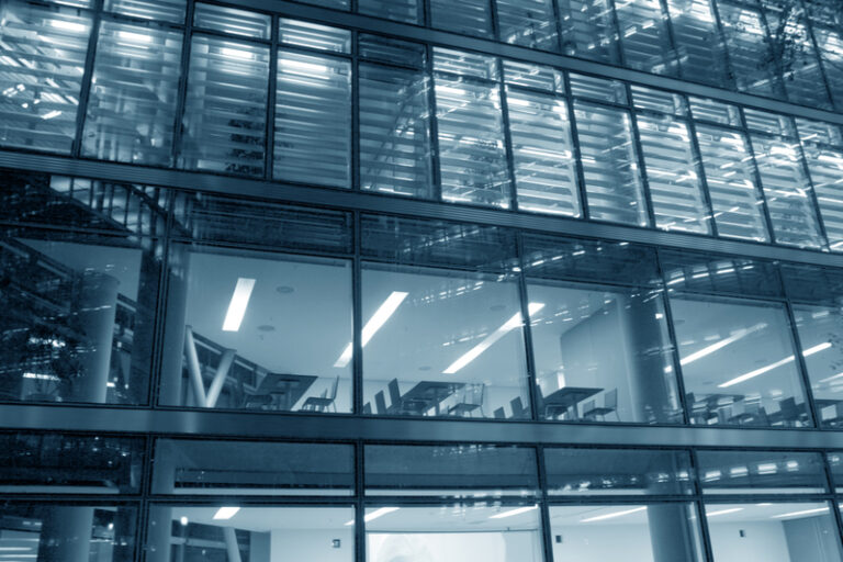 nutanix-eci-2025-evidenzia-criticita-nelluso-dellai-generativa-nelle-banche